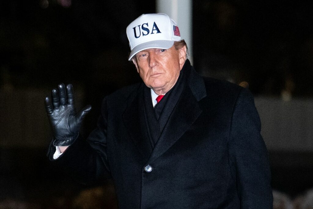 Trump afirma que la flota enviada a Irán está lista para actuar, como en Venezuela