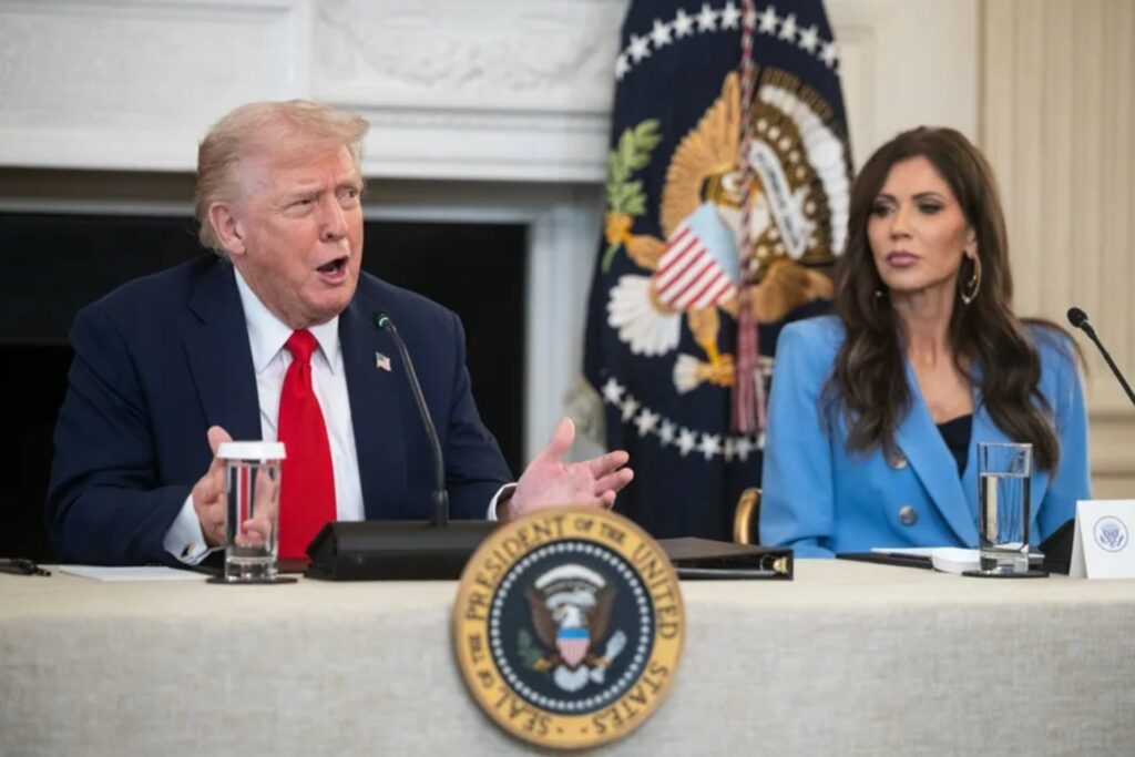 Trump ratifica a Kristi Noem como secretaria de Seguridad tras hechos en Minnesota