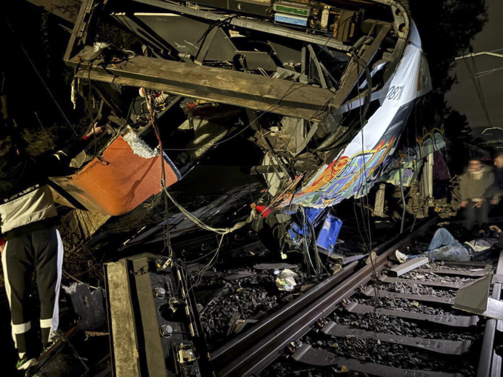 Un muerto, cuatro heridos graves y otros 33 afectados por accidente de tren en Barcelona