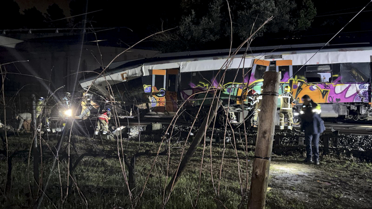 Un muerto, cuatro heridos graves y otros 33 afectados por accidente de tren en Barcelona