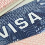 EE.UU. suspende temporalmente las visas de migrantes en 75 países