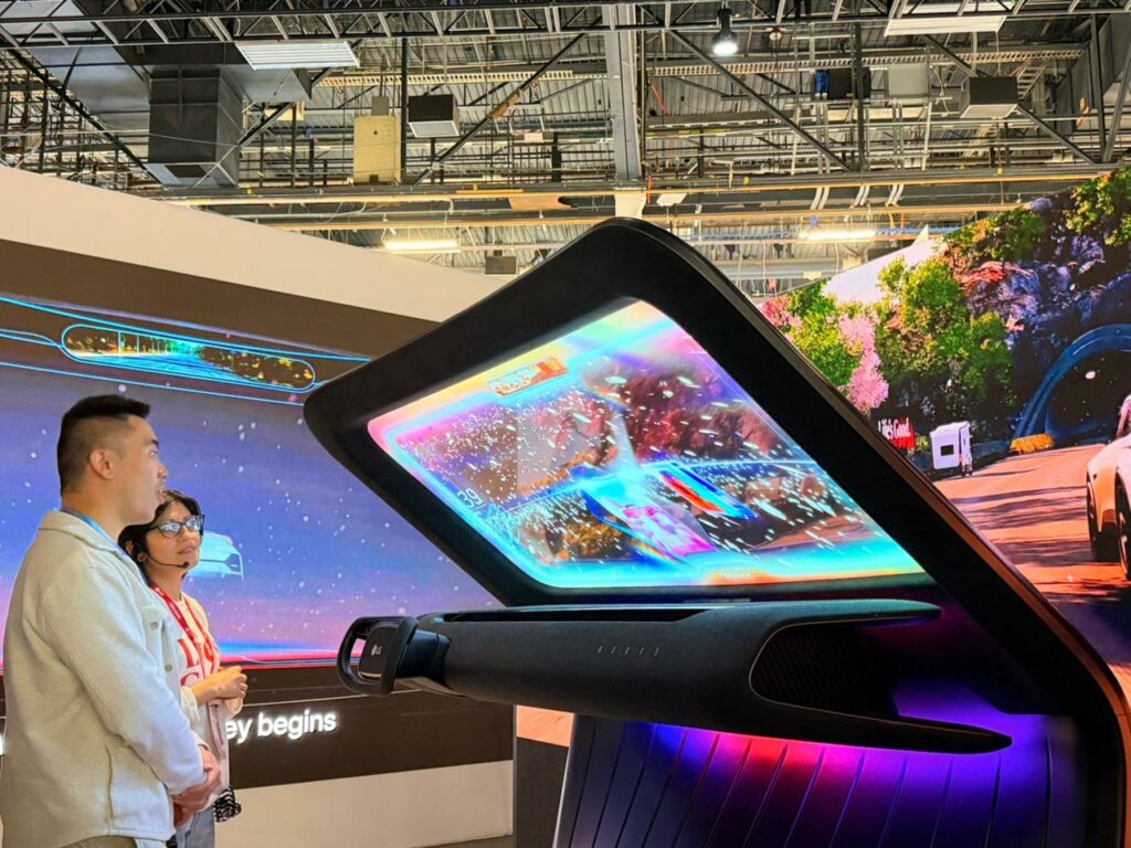 OLED transparente y sensores biométricos: la nueva era de la conducción inteligente - whatsapp-image-2026-01-07-at-50324-pm-1024x768