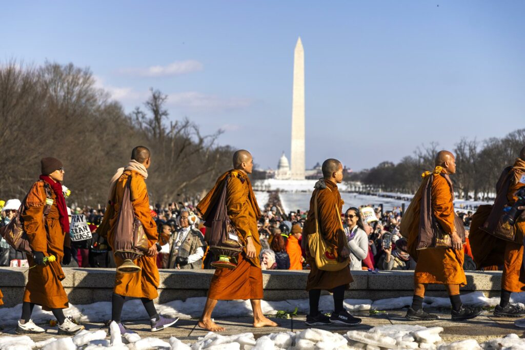Monjes budistas reúnen a miles de personas en Washington en el final de su marcha