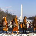 Monjes budistas reúnen a miles de personas en Washington en el final de su marcha