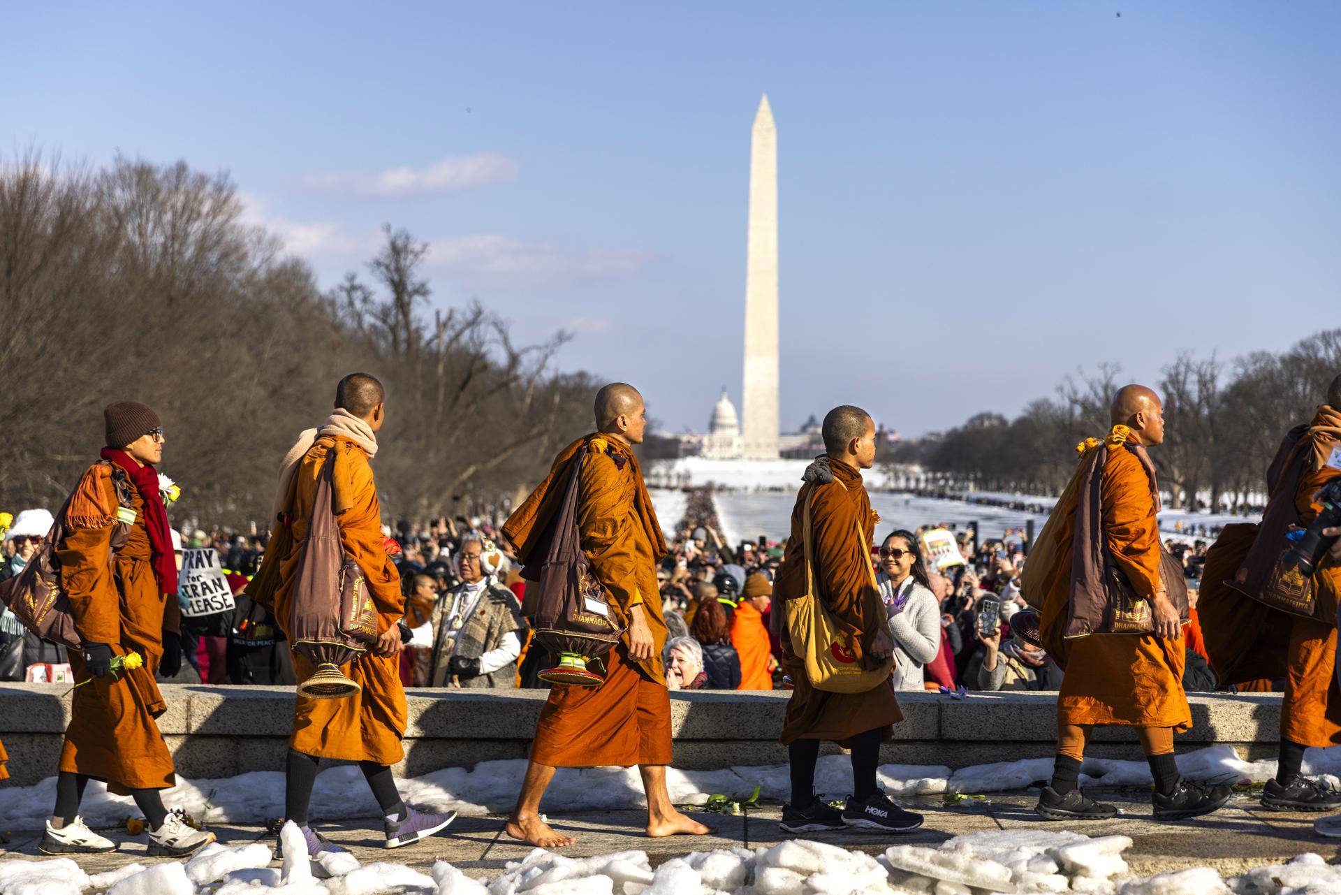 Monjes budistas reúnen a miles de personas en Washington en el final de su marcha