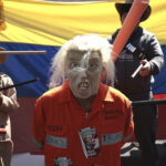 Manifestantes simulan el arresto de Trump para exigir la liberación de Maduro
