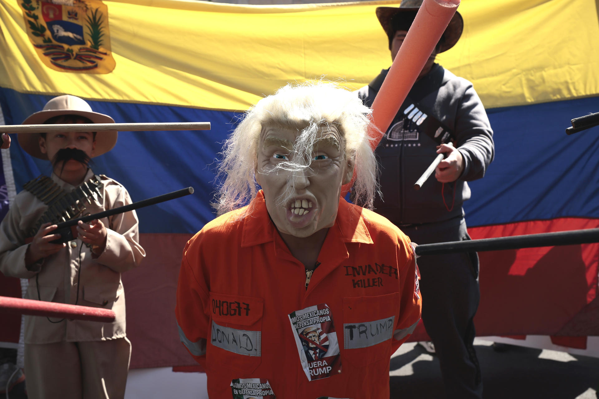 Manifestantes simulan el arresto de Trump para exigir la liberación de Maduro