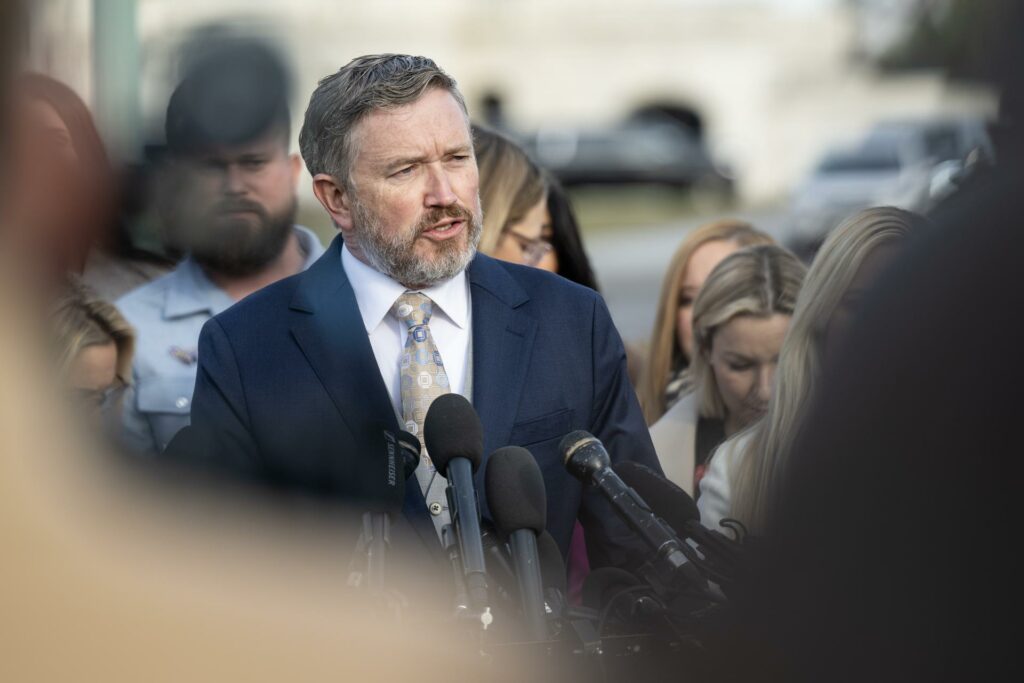 Congresistas de EE.UU. cuestionan redacción de archivos de Epstein y podrían revelar nombres