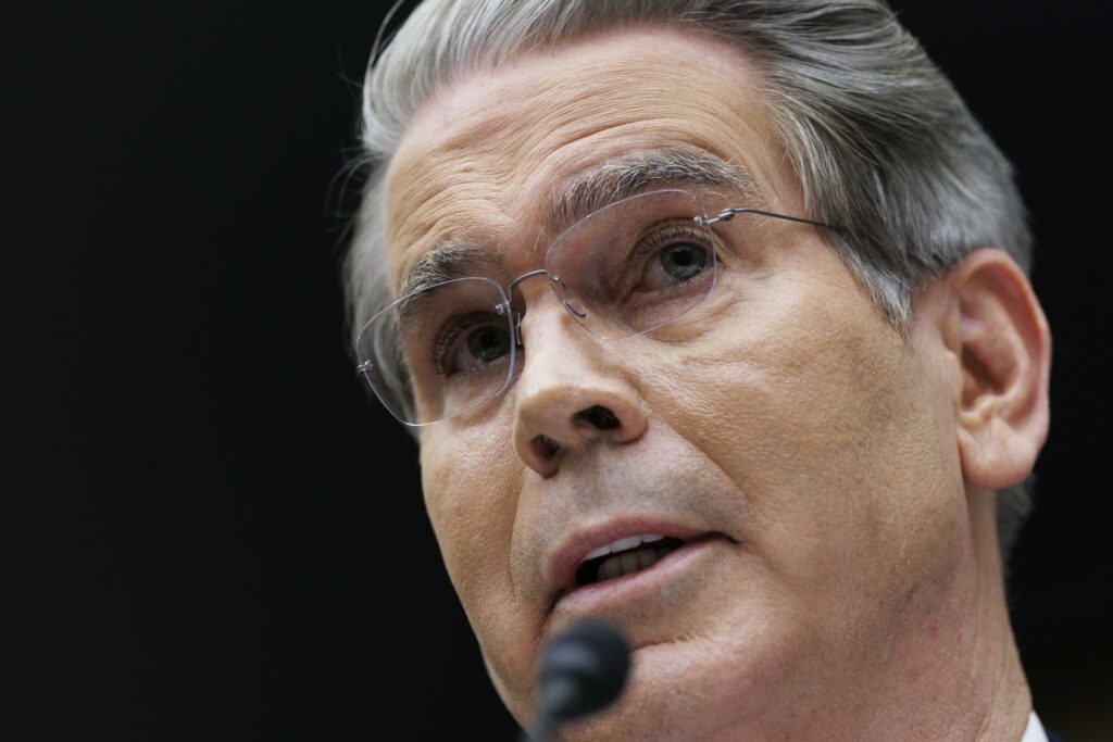 Secretario del Tesoro de EE.UU. defiende aranceles de Trump y dice que pueden restablecerlos