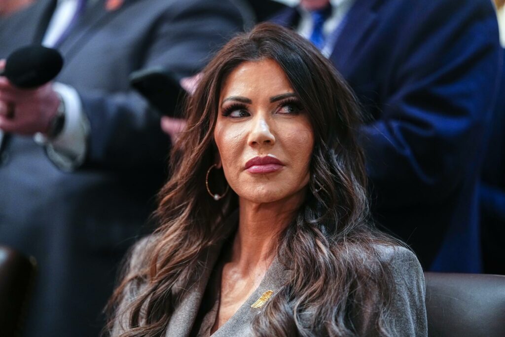 Noem visita la frontera sur en medio de críticas a la agenda anti-migrante del Gobierno