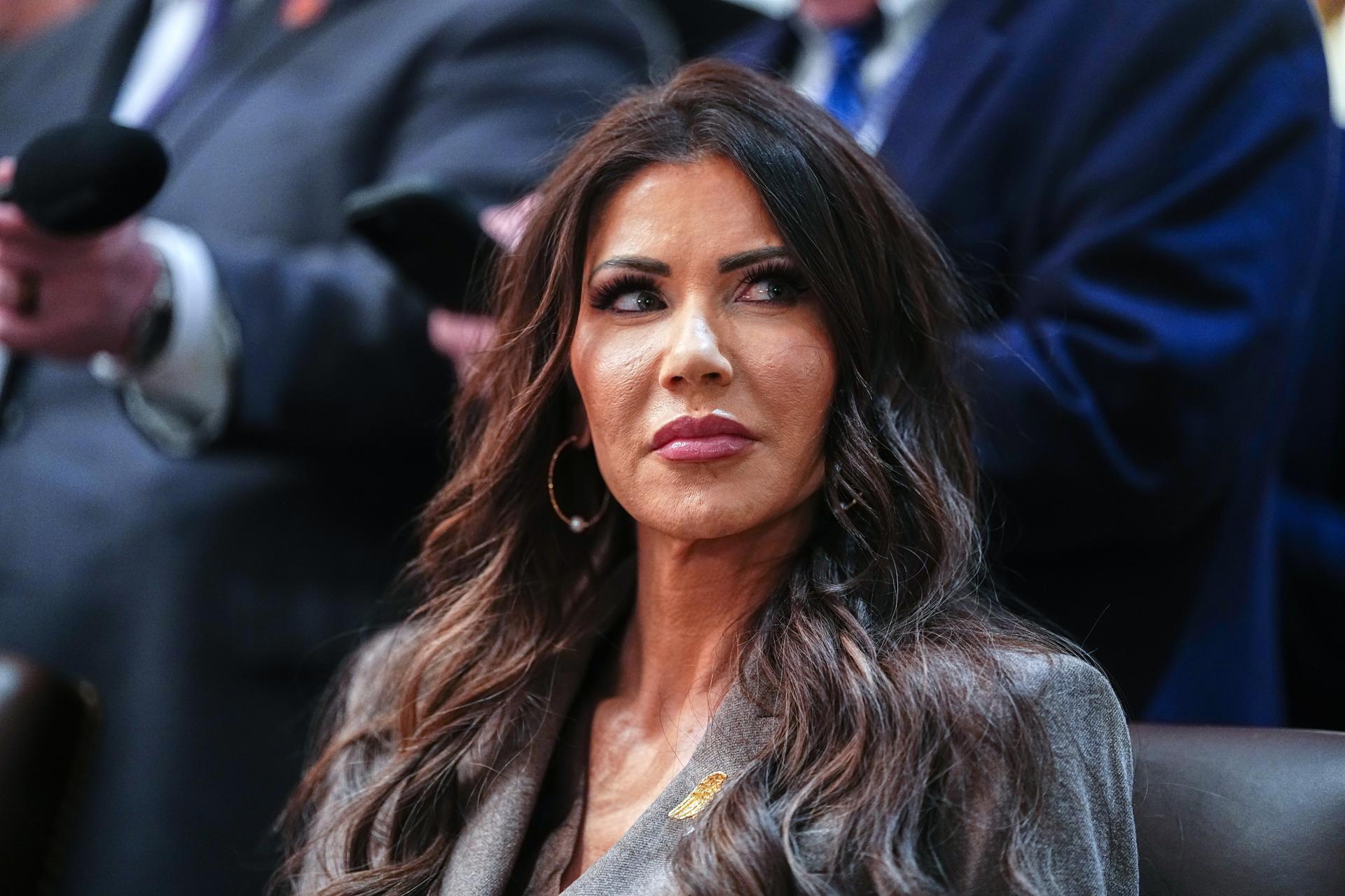 Noem visita la frontera sur en medio de críticas a la agenda anti-migrante del Gobierno