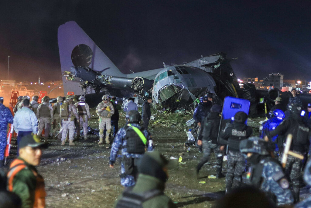 Al menos 15 muertos en accidente de un avión militar de carga en Bolivia, según bomberos
