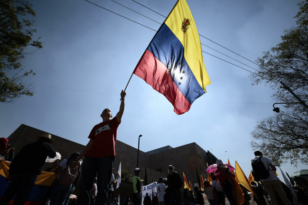 Manifestantes simulan el arresto de Trump para exigir la liberación de Maduro - 456f7ed040cc39e9a65e8b0d524e4eee5748baf5w-1024x683