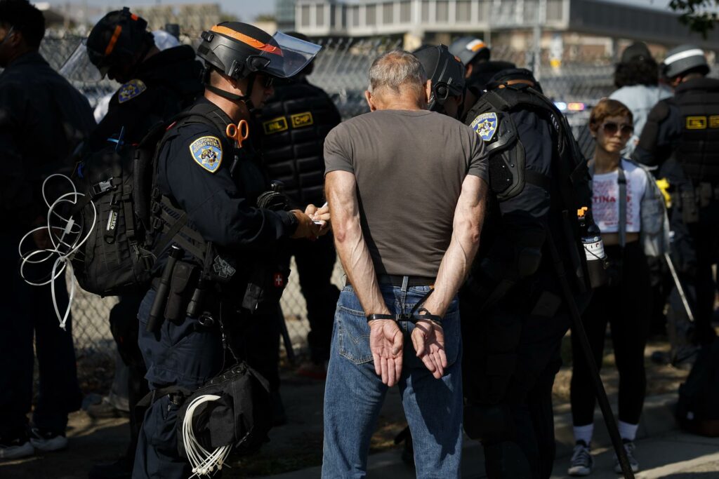 Juez de EE.UU. proh&iacute;be a ICE utilizar datos tributarios para localizar migrantes