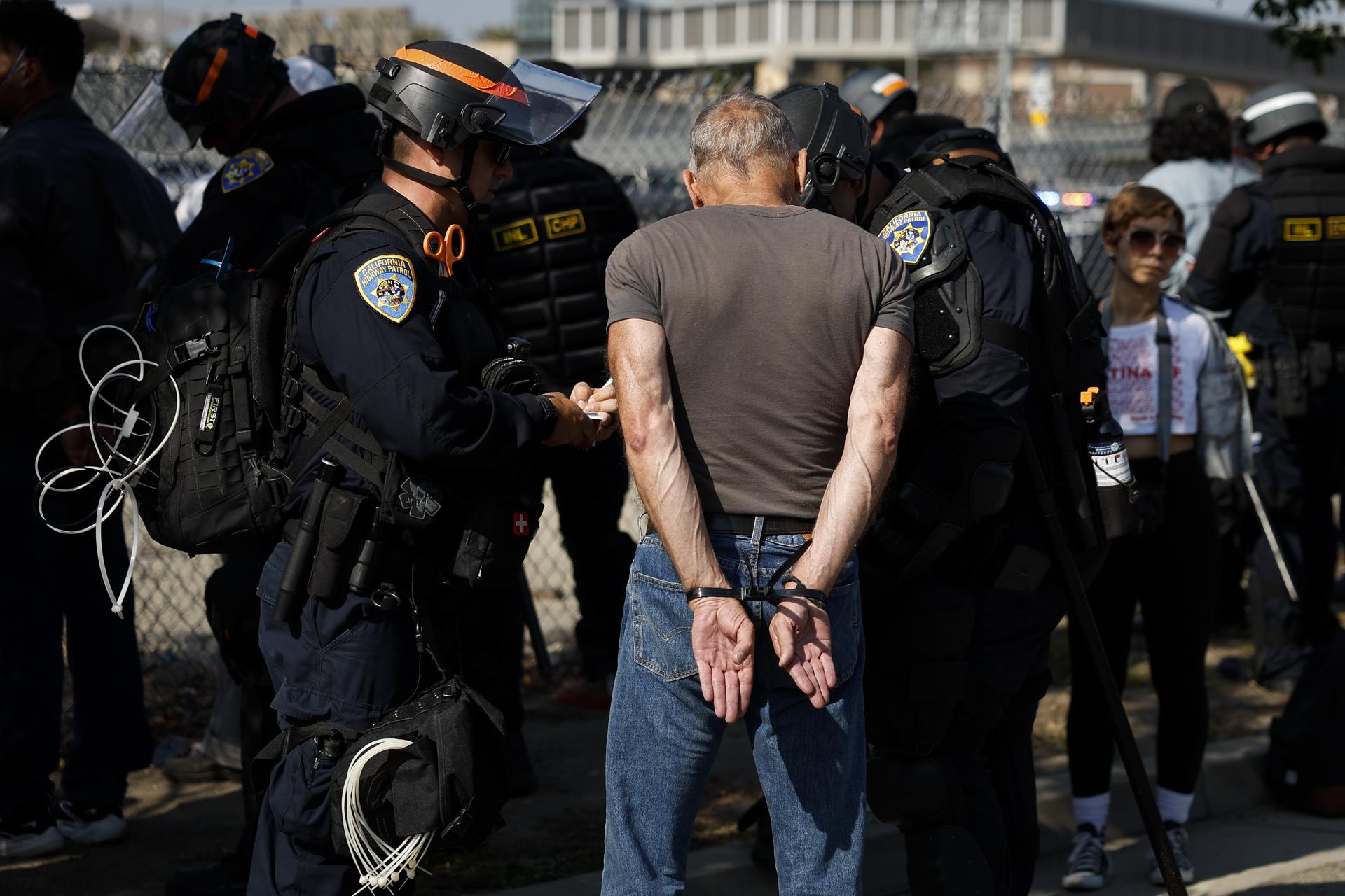 Juez de EE.UU. prohíbe a ICE utilizar datos tributarios para localizar migrantes