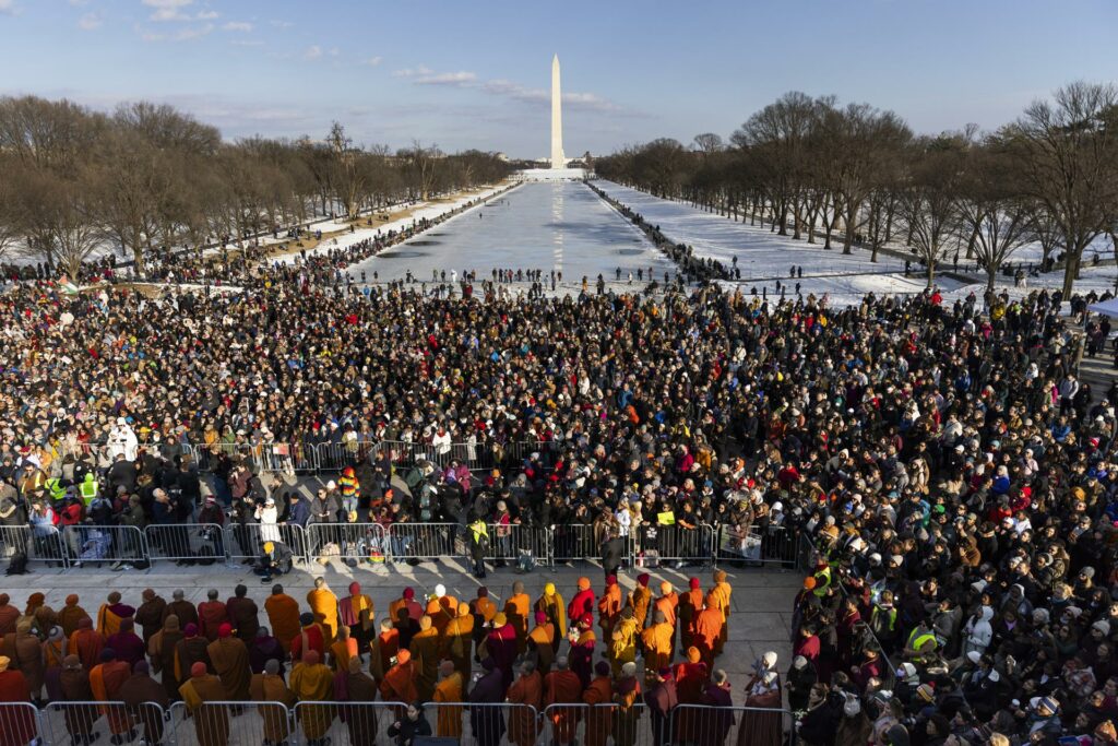 Monjes budistas reúnen a miles de personas en Washington en el final de su marcha - 4db8723cce580650f09c4b4d44b1b3cd9a319407w-1024x683