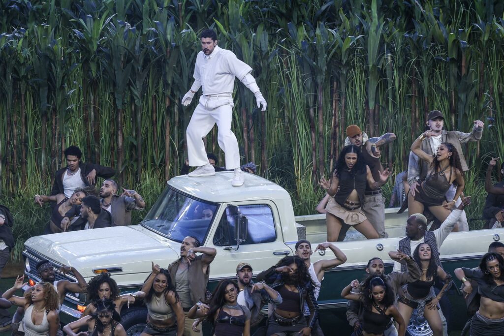 Pareja que se casó en el Super Bowl confiesa que jamás imaginó la propuesta de Bad Bunny