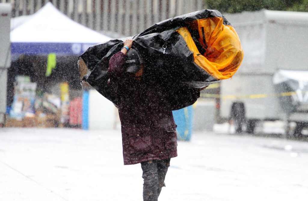 Vientos y lluvias de frente frío dejan apagones en la fronteriza Tijuana