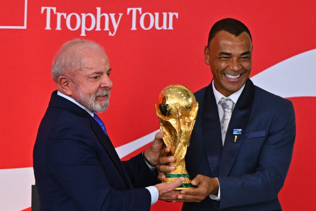 Lula besa el trofeo de la Copa del Mundo: "Estoy convencido de que la vamos a ganar" - 7180e91a7494d8c1be0f080accdea3d236bb53bew-1024x683