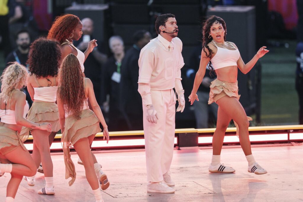 Bad Bunny visti&oacute; un conjunto dise&ntilde;ado por Zara durante el espect&aacute;culo del Super Bowl