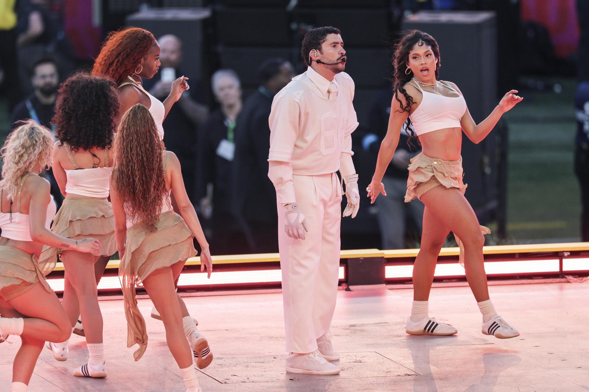 Bad Bunny vistió un conjunto diseñado por Zara durante el espectáculo del Super Bowl