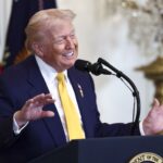 Trump añade sus colores favoritos, dorado, rojo, blanco y azul oscuro, al Air Force One