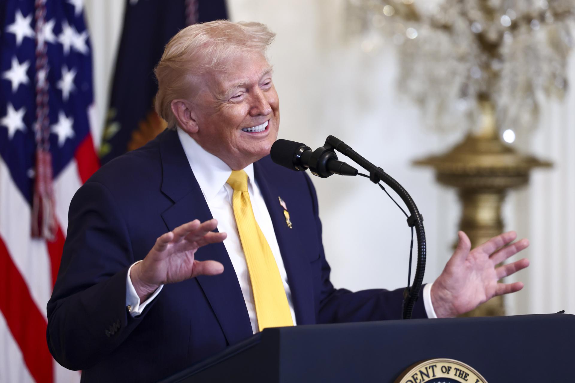 Trump añade sus colores favoritos, dorado, rojo, blanco y azul oscuro, al Air Force One Trump añade sus colores favoritos, dorado, rojo, blanco y azul oscuro, al Air Force One