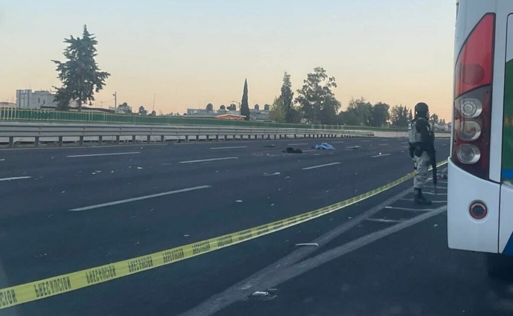 Atropellan a pareja en la M&eacute;xico-Pachuca; automovilistas siguieron circulando