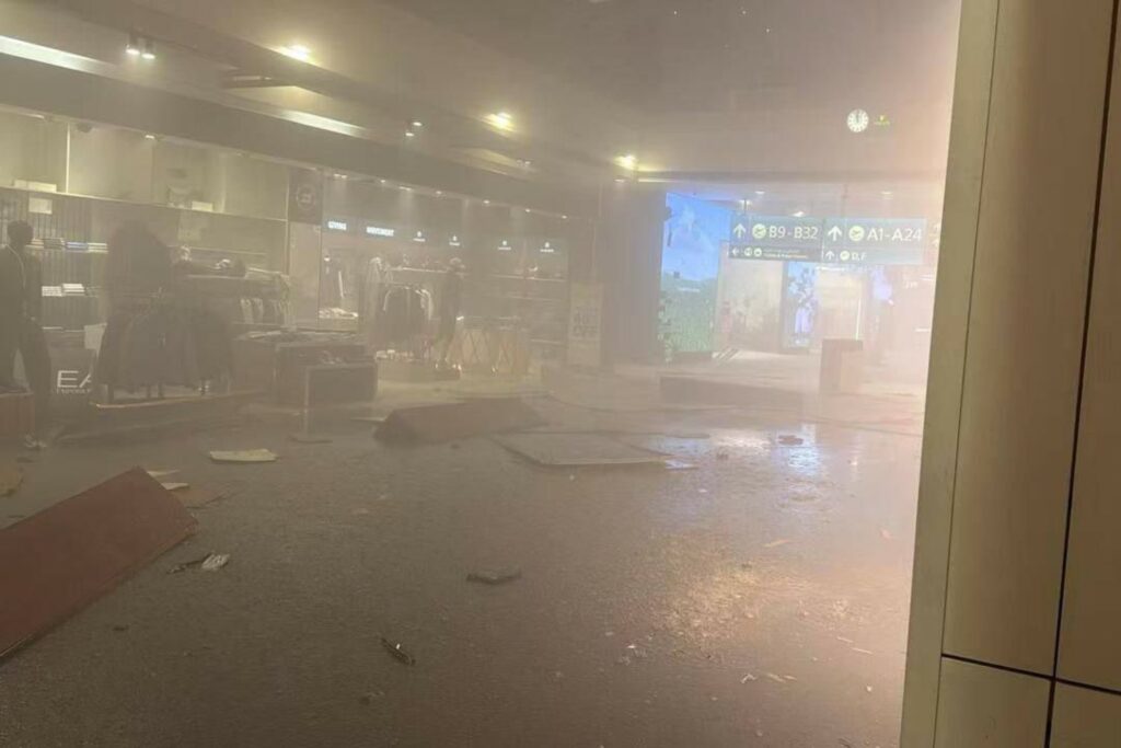 Un muerto y 11 heridos en los aeropuertos de Abu Dabi y Dubái tras ataques de Irán