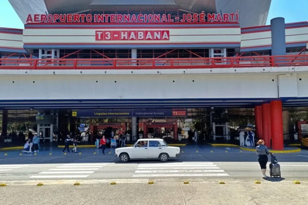 Rusia busca ayudar a Cuba tras quedarse sin combustible para aviones y acusa a EE.UU. de sofocarla