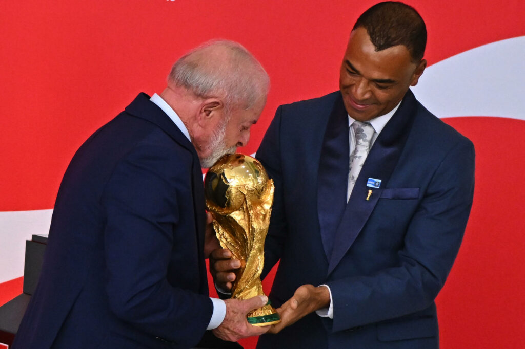 Lula besa el trofeo de la Copa del Mundo: “Estoy convencido de que la vamos a ganar”