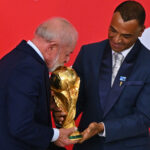 Lula besa el trofeo de la Copa del Mundo: “Estoy convencido de que la vamos a ganar”