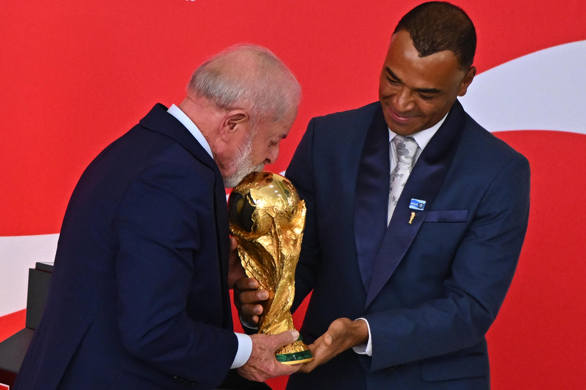 Lula besa el trofeo de la Copa del Mundo: “Estoy convencido de que la vamos a ganar” Lula besa el trofeo de la Copa del Mundo: “Estoy convencido de que la vamos a ganar”