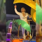 Video: Aldo De Nigris sufre aparatosa caída en Carnaval de Mazatlán