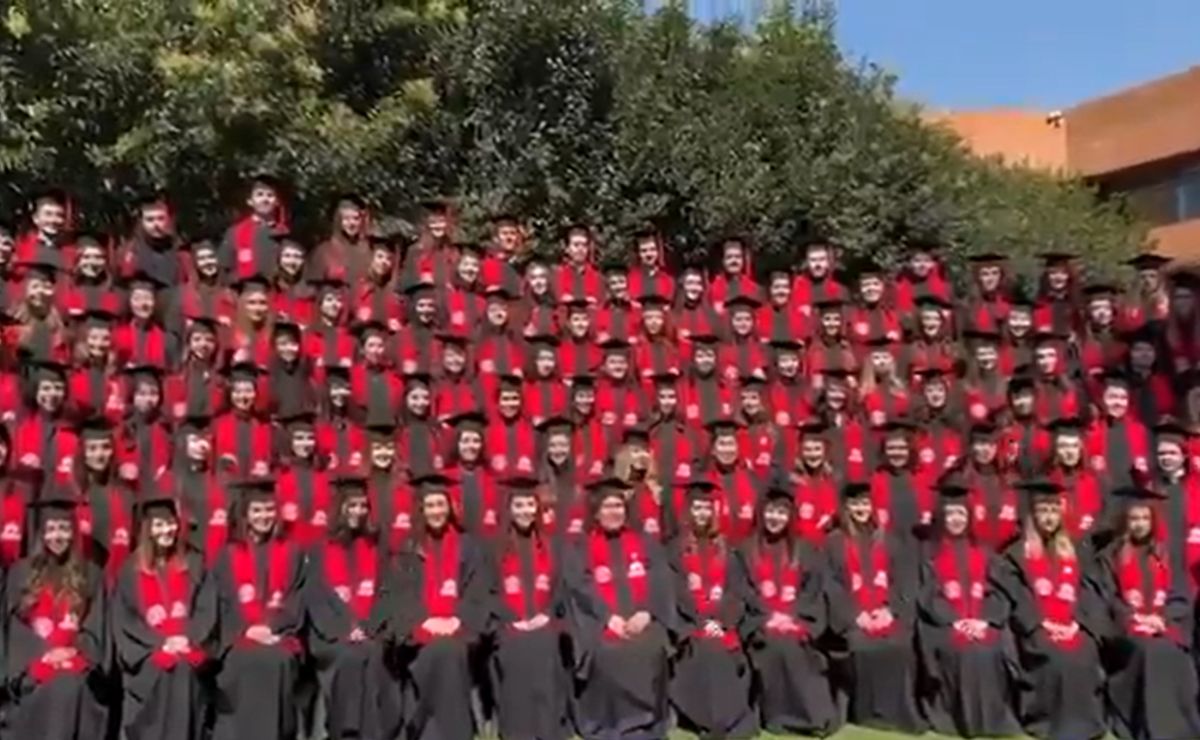 Video: Colapsa templete durante foto de graduación en la Ibero; hay 33 heridos Video: Colapsa templete durante foto de graduación en la Ibero; hay 33 heridos