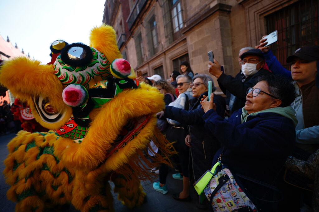 Dragones y leones dan la bienvenida al A&ntilde;o Nuevo chino en CDMX