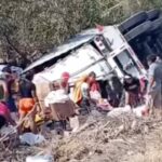 Se registra rapiña tras volcadura de tráiler en carretera de Oaxaca