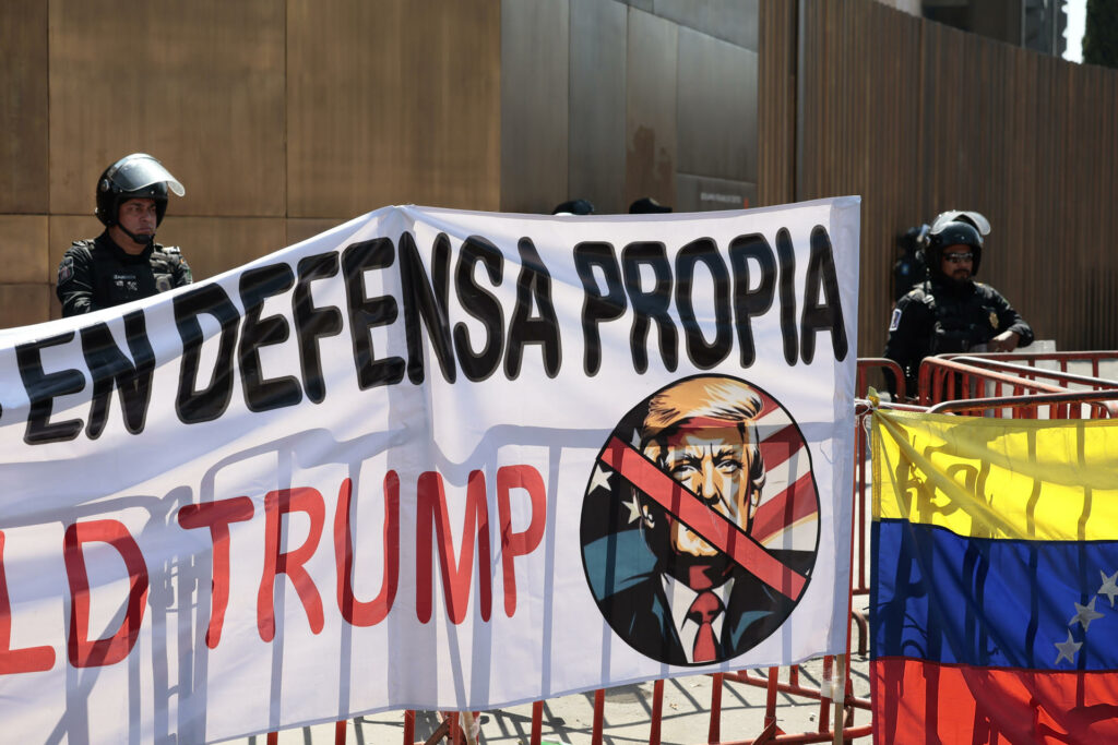 Manifestantes simulan el arresto de Trump para exigir la liberación de Maduro - b188dcf0e4b82e6dae42428b2d78d68f8dc12edfw-1024x683