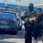 Agentes migratorios irrumpen en una iglesia de Los Ángeles y corretean a feligrés