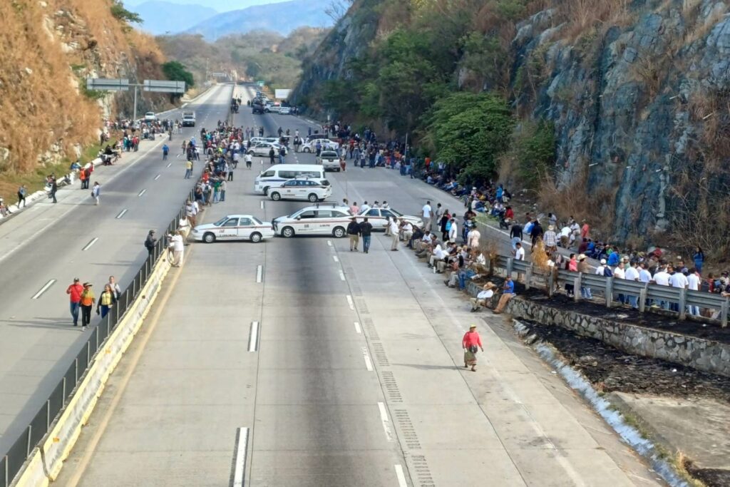 Caos en la Autopista del Sol: Bloqueo total en pleno regreso del puente
