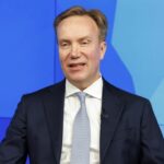 Renuncia presidente del Foro Económico de Davos por relación con Epstein