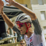 Isaac del Toro se impone en la sexta etapa del Tour de los Emiratos y lidera la general