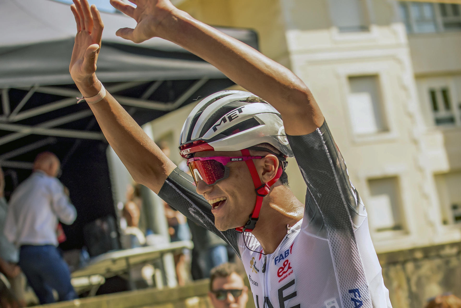 Isaac del Toro se impone en la sexta etapa del Tour de los Emiratos y lidera la general