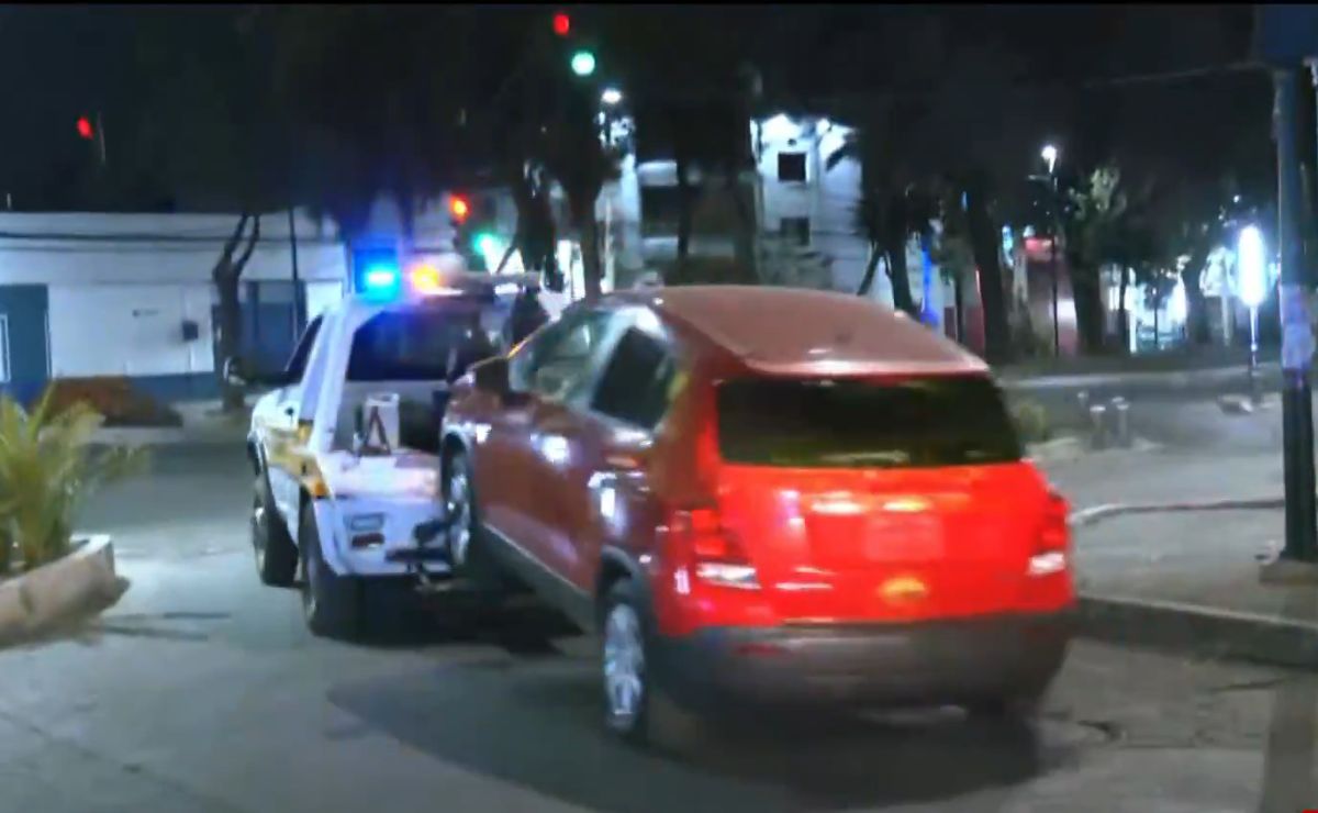 Abandonan auto con dos cuerpos en Iztacalco