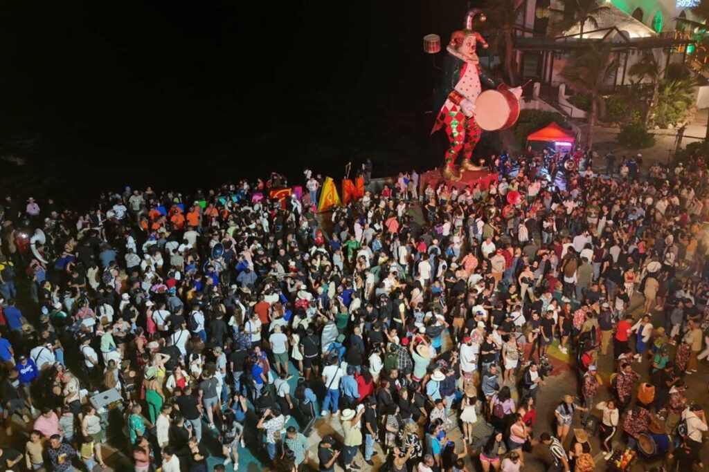 Multitudinaria asistencia marca el segundo día del Carnaval en Mazatlán