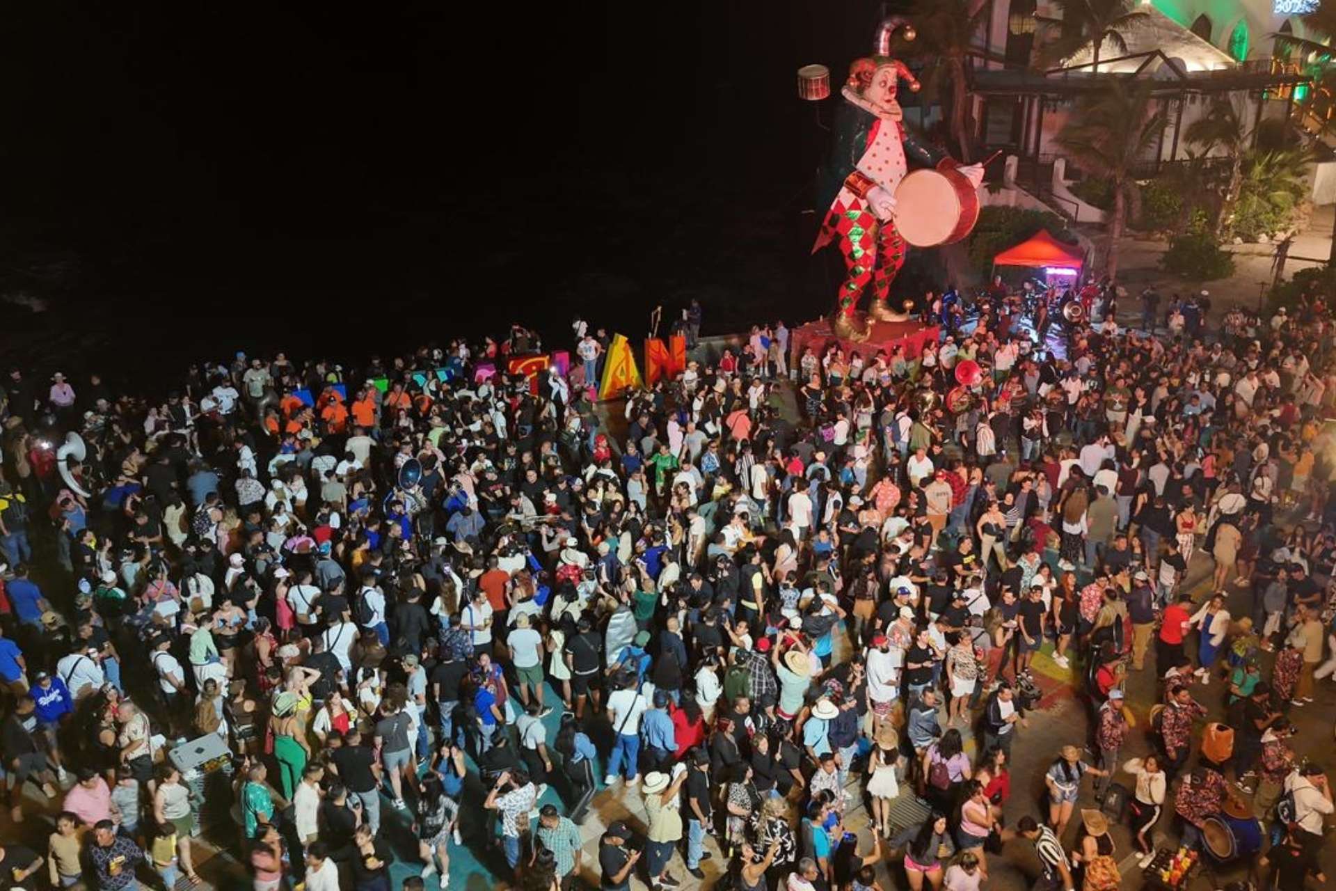 Multitudinaria asistencia marca el segundo día del Carnaval en Mazatlán