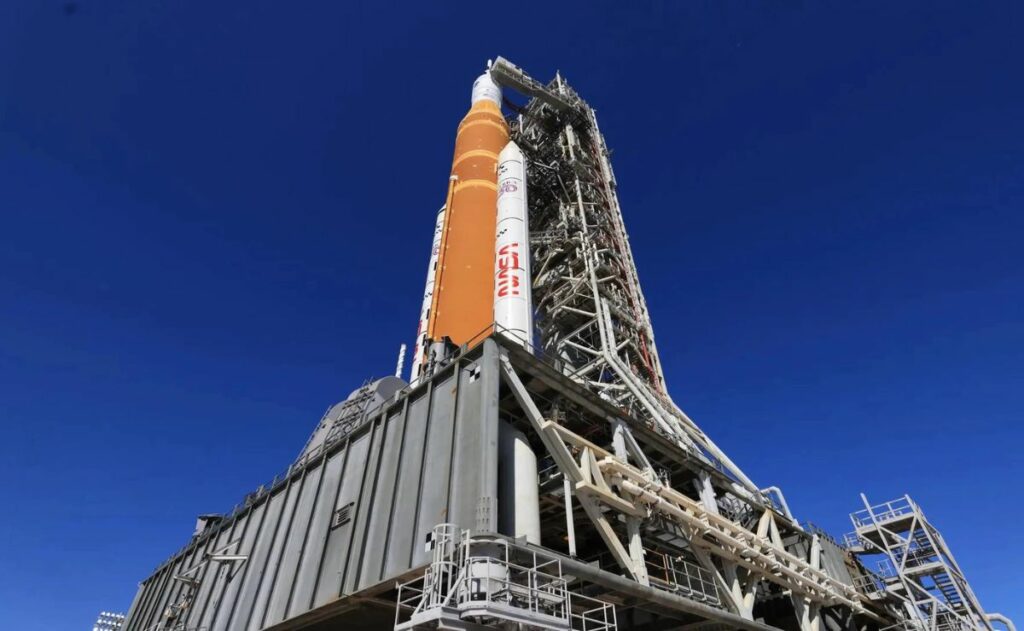 NASA comienza el desmontaje del cohete de Artemis II tras nuevo aplazamiento