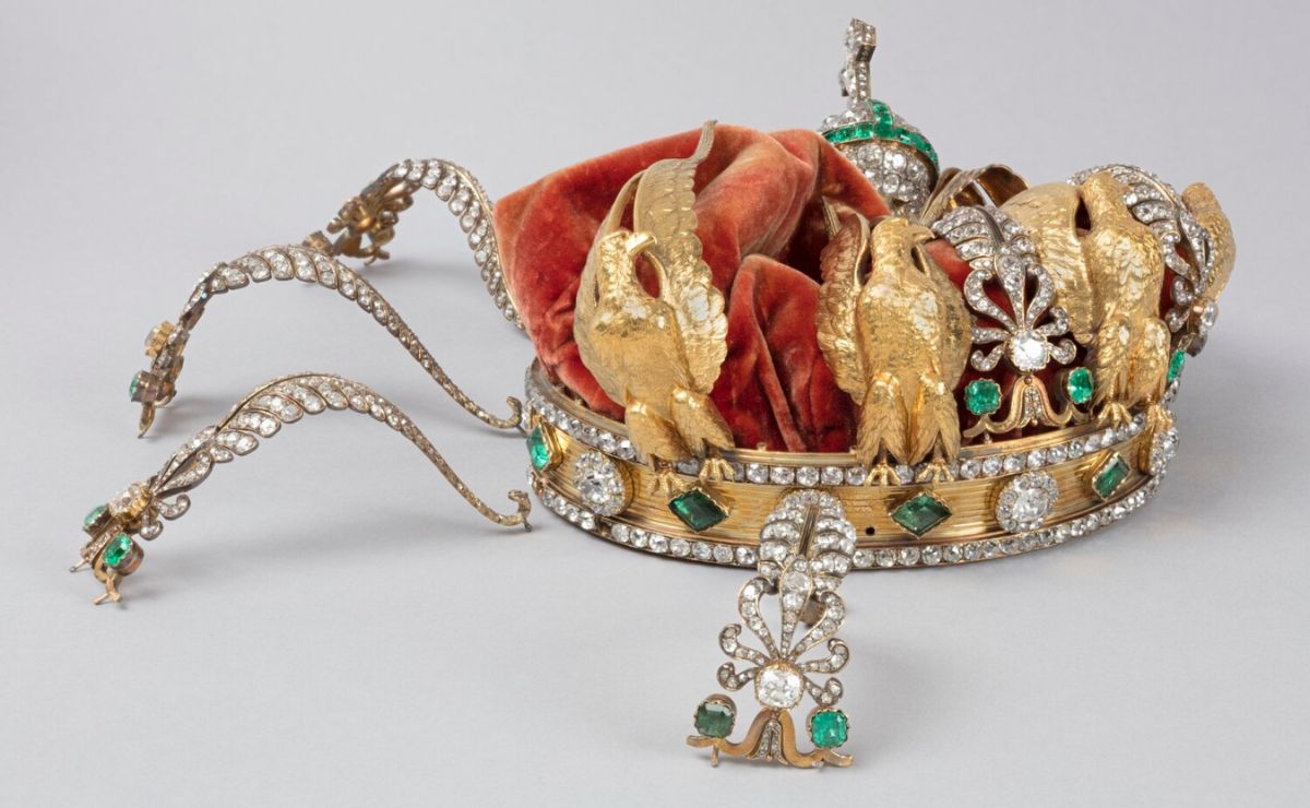 Louvre revela qu&eacute; ocurrir&aacute; con la corona de la emperatriz Eugenia tras los da&ntilde;os por su robo - corona-de-la-emperatriz-eugenia-con-danos-por-su-robo-del-louvre