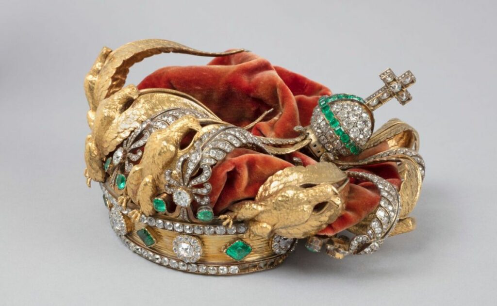 Louvre revela qu&eacute; ocurrir&aacute; con la corona de la emperatriz Eugenia tras los da&ntilde;os por su robo