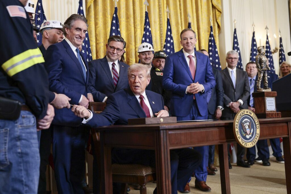 Cámara baja de EE.UU. vota a favor de revocar aranceles de Trump contra Canadá